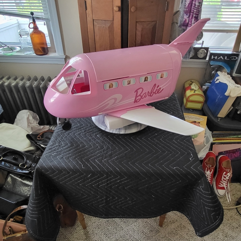 Barbie Glamour Jet - Picture 5 of 16